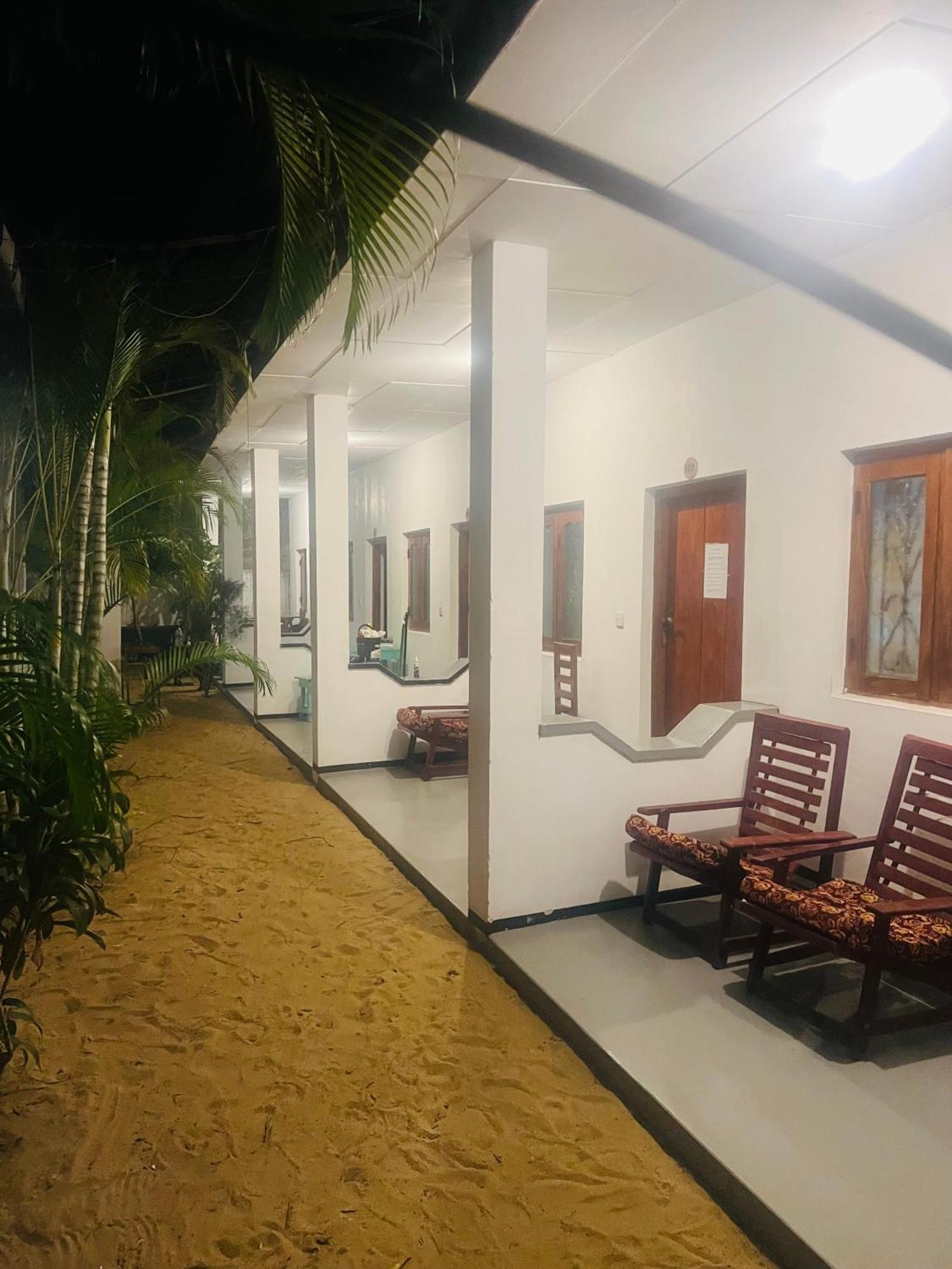 Hotel Moxy Bay Arugambay Arugam Bay Exterior foto